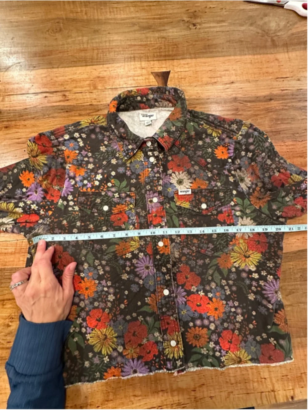 Wrangler Western Floral Raw Hem Cropped Denim Shirt - Picture 9 of 12